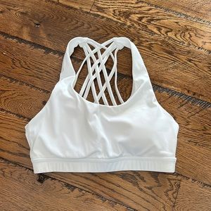 Queenieke medium support wire free sports bra with crisscross back. Size 8/10.
